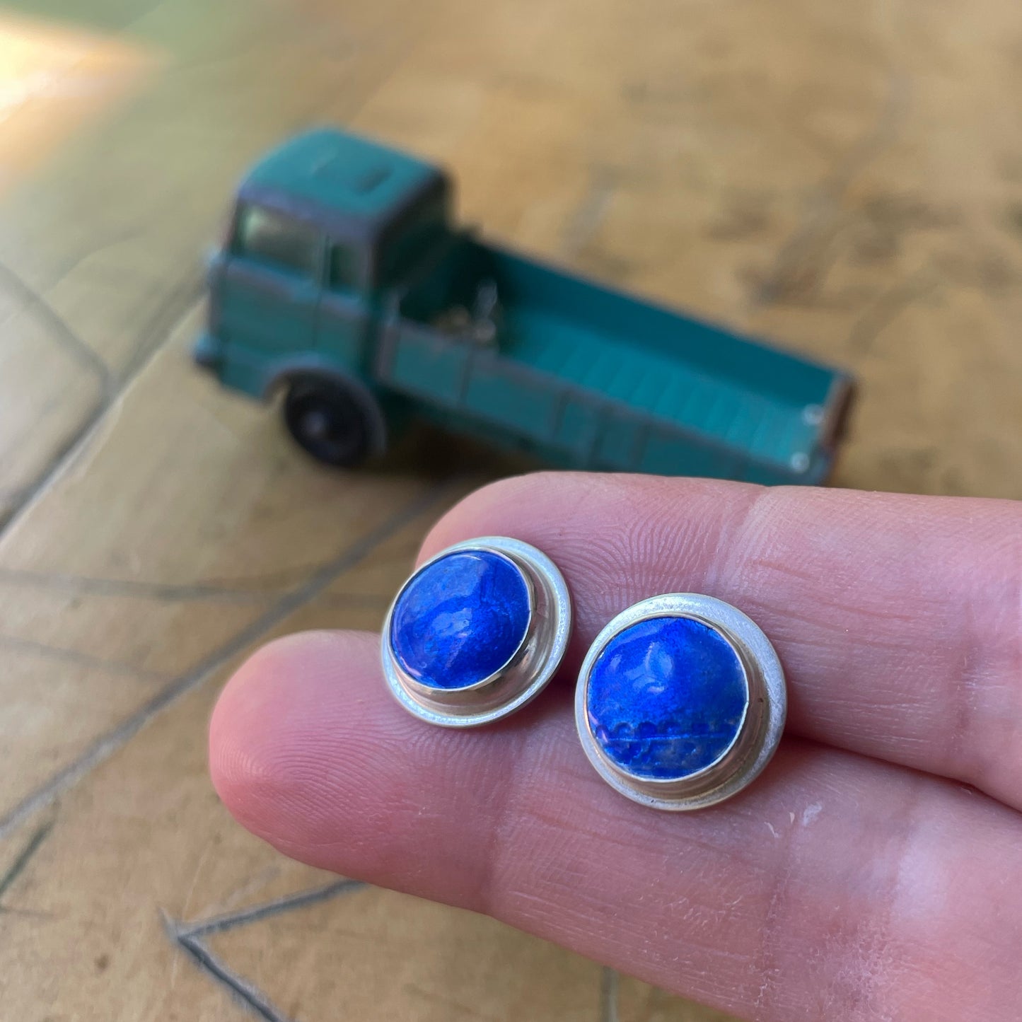 Mercedes Pickup a pair of earrings